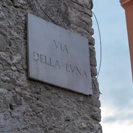 Luna 30 - Historic Heart With A View- Italywego *