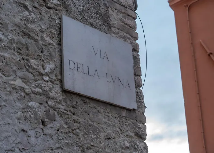 Luna 30 - Historic Heart With A View- Italywego *